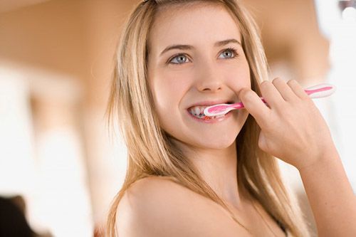 Có nên trồng răng sứ thay thế răng thật không?