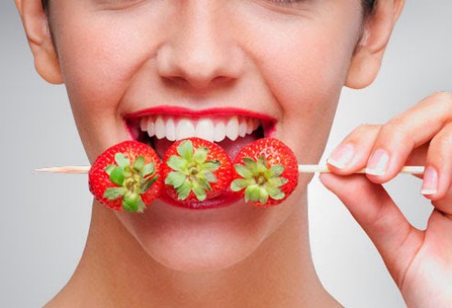 Làm trắng răng với trái dâu tây 2