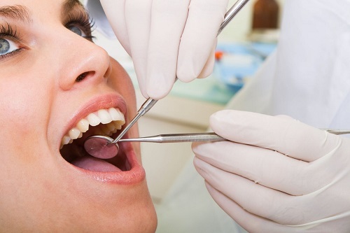 Thưa bác sĩ bọc răng hàm bị sâu có đau không ạ? 3